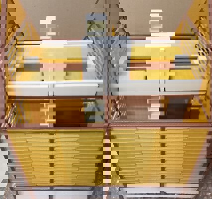 PACK & SEND Ships (a Model of) Cheap Housing