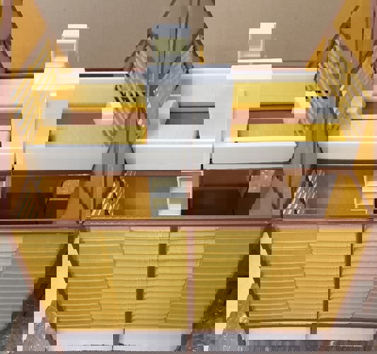 PACK & SEND Ships (a Model of) Cheap Housing